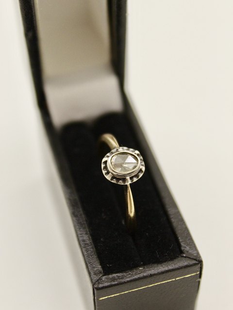 14 karat guld ring med diamant ca. 0,2 carat solgt