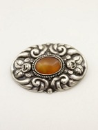 Slv broche 6 x 4 cm. med rav stemplet solgt