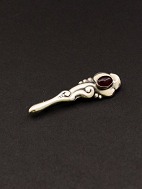 830 slv stav 6 cm. broche med cabochon sleben granat