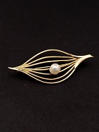 14 karat guld broche L. 5,2 cm. med gte perle