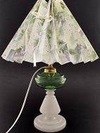 Opaline olie lampe med grn beholde forandret til el. 19. rh. <BR>
<BR>
