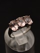 9 karat hvidguld ring med 3 let pink stene