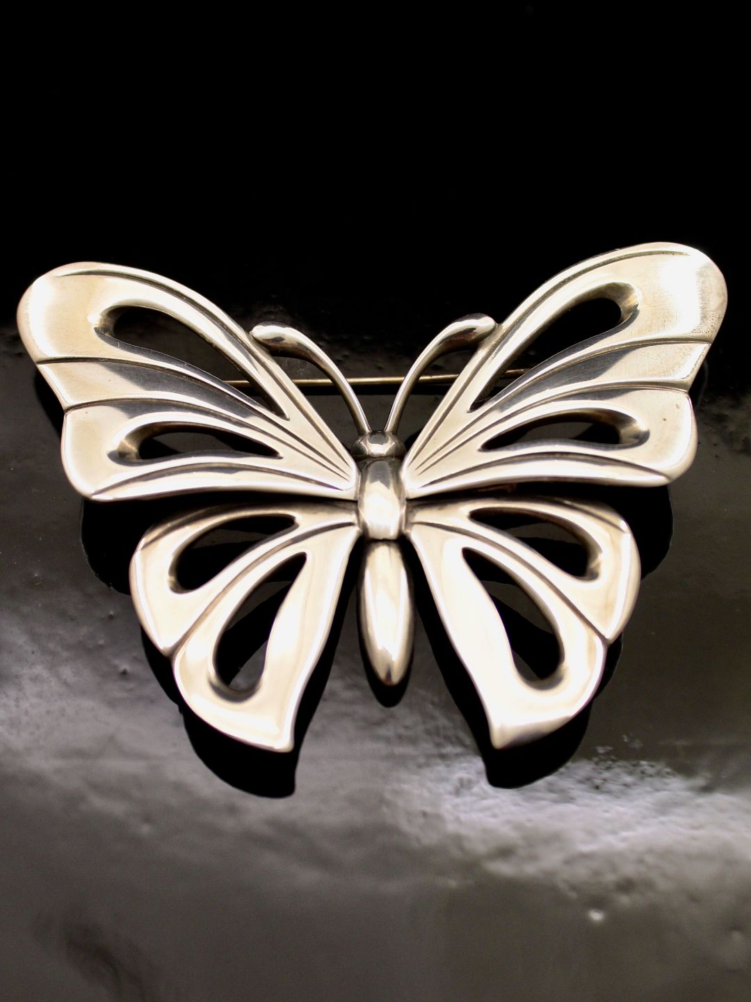 favor Udvalg Motley Middelfart-antik - Regitze Overgaard for Georg Jensen. 'Butterfly' broche #  563 a