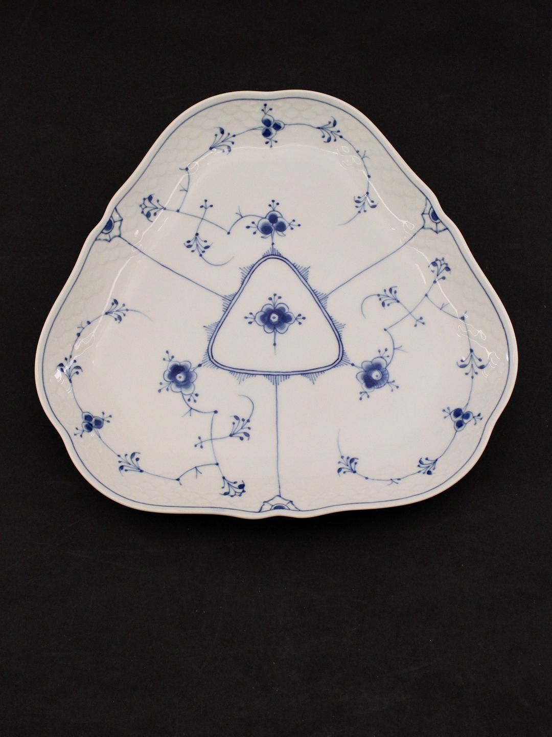 Middelfart antiques bing gr ndahl triangular dish 40