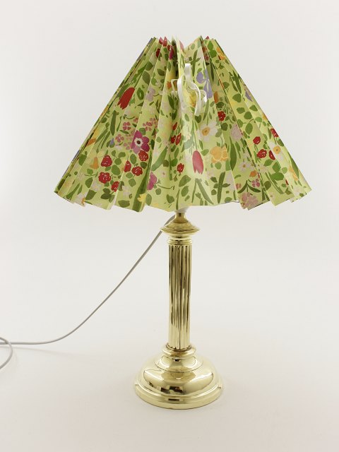 Messing lampe 58 cm. med blomstret skærm