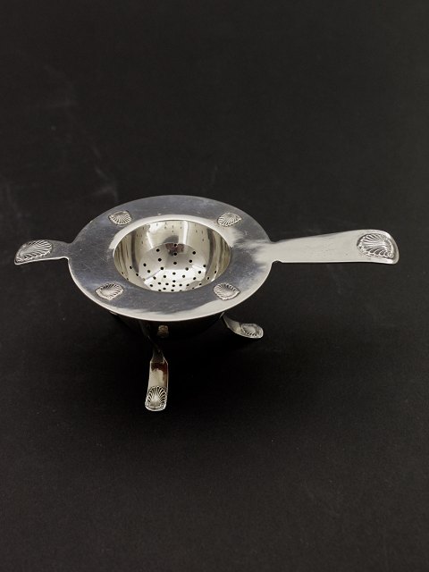 Musling tea strainer with stand