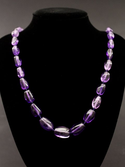 Necklace with amethyst 57 cm. with silver lock