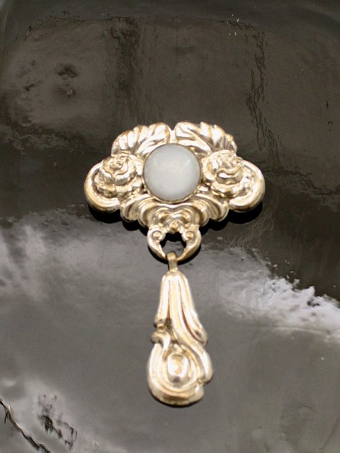 Art nouveau broche 5 x 7,5 cm. med månesten