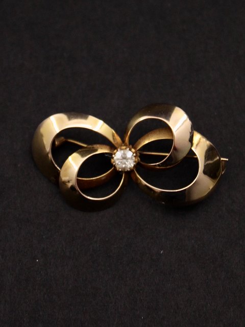 8 karat guld broche 3,5 x 2 cm. med zirkon