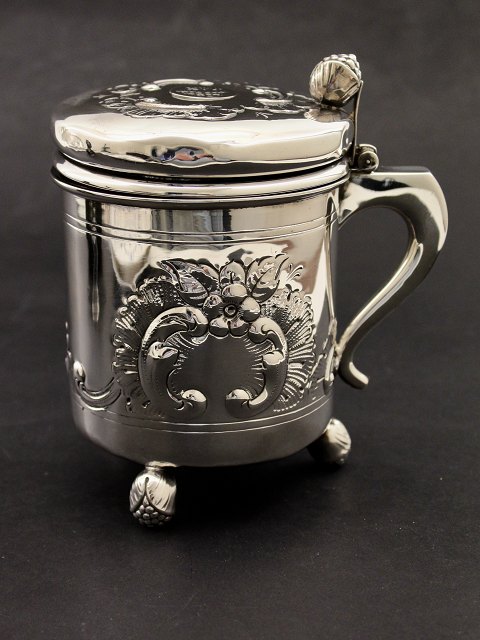 Mug with shillings coins