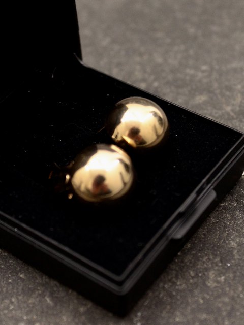 8 carat gold earring