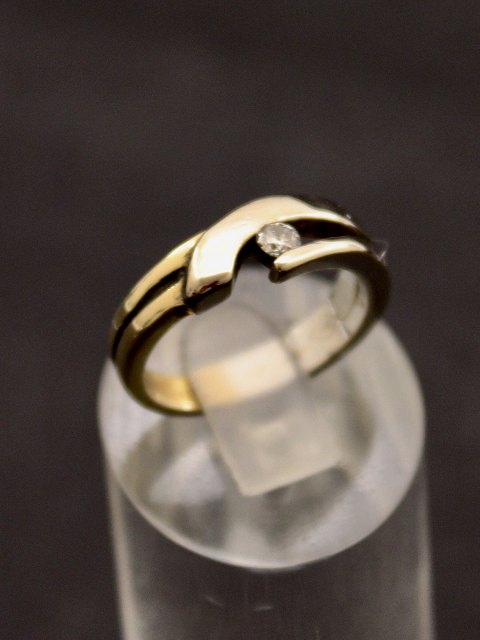 14 carat white gold ring with diamond